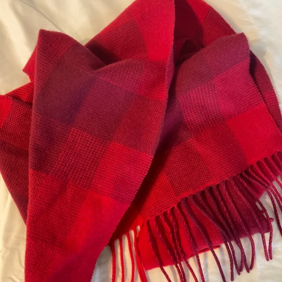Beautiful Avoca Red Plaid Wool & Cashmere Scarf Made in Ireland - Picture 5 of 5